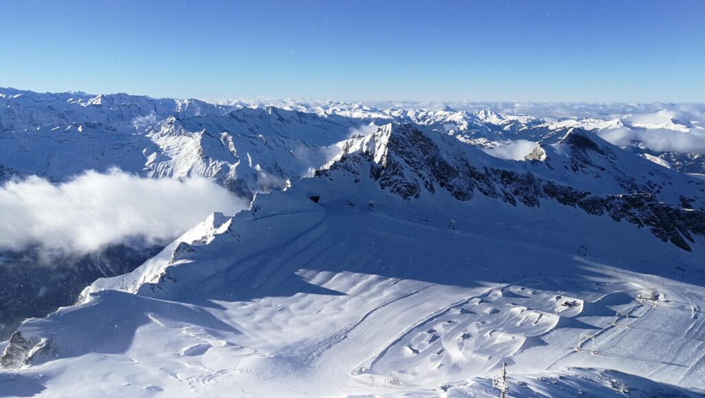 Schi, prieteni și Alpi cât vezi cu ochii