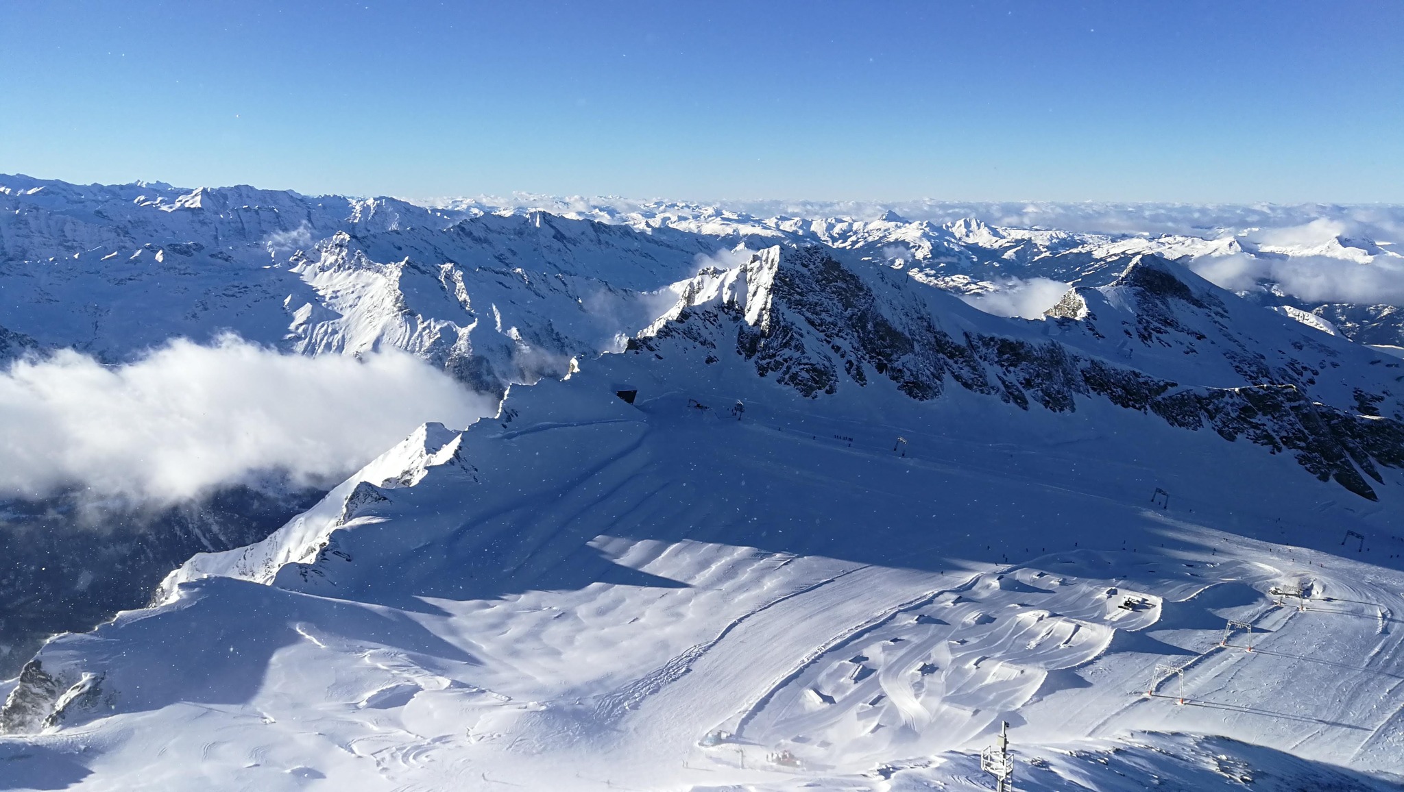 Schi, prieteni și Alpi cât vezi cu ochii